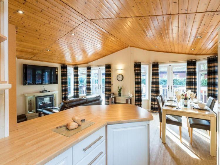 Windermere Retreat - White Cross Bay Holiday Park エクステリア 写真