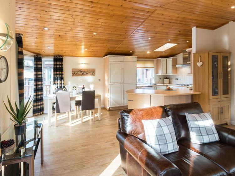 Windermere Retreat - White Cross Bay Holiday Park エクステリア 写真