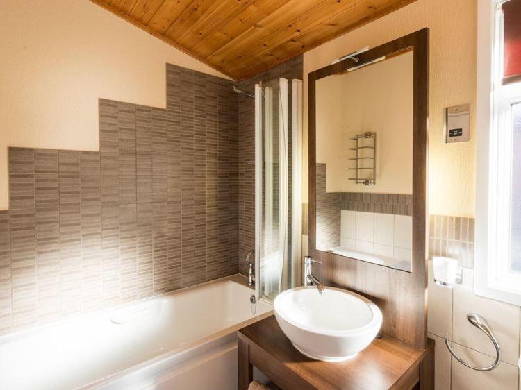 Windermere Retreat - White Cross Bay Holiday Park エクステリア 写真