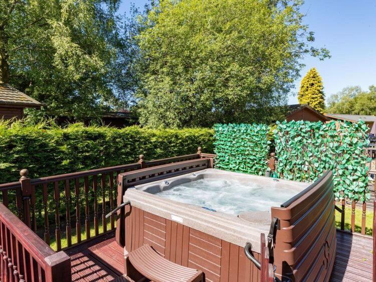 Windermere Retreat - White Cross Bay Holiday Park エクステリア 写真